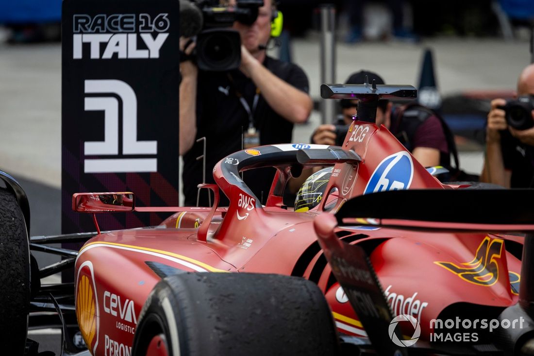 Charles Leclerc, Ferrari SF-24, 1ª posição, estaciona o seu carro no Parc Ferme 
