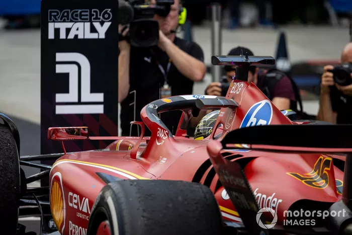 Charles Leclerc, Ferrari SF-24, 1ª posición, aparca su coche en Parc Ferme 