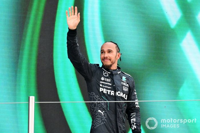 Lewis Hamilton, Mercedes-AMG F1 Team, 3ª posición, saluda desde el podio