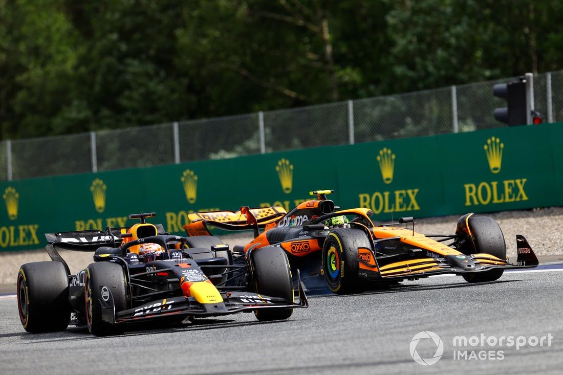 Max Verstappen, Red Bull Racing RB20, adelanta a Lando Norris, McLaren MCL38