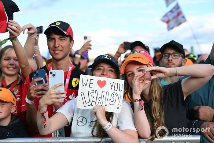 Fans de Lewis Hamilton, del equipo Mercedes-AMG F1, reunidos en el escenario