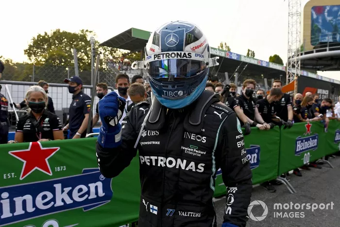 Ganador del primer puesto Valtteri Bottas, Mercedes en Parc Ferme