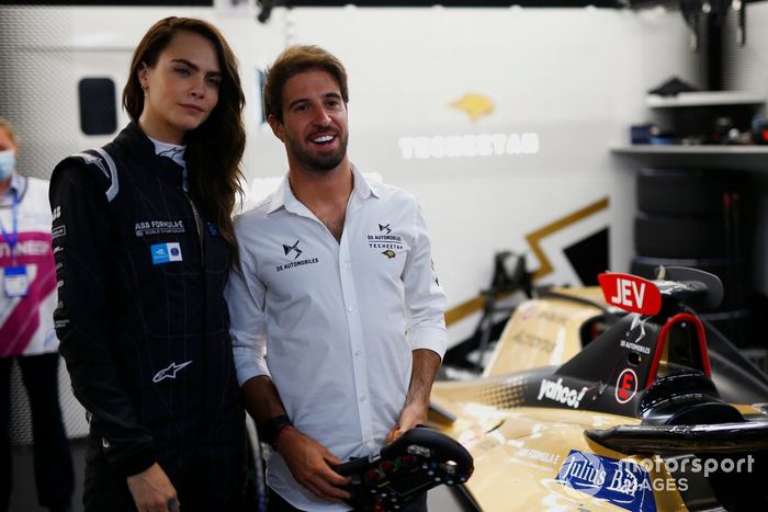 La actriz y modelo, Cara Delevigne en el garaje de DS Techeetah con Antonio Felix Da Costa