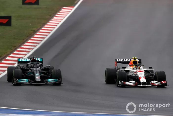 Lewis Hamilton, Mercedes W12, batalla con Sergio Pérez, Red Bull Racing RB16B