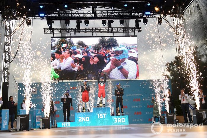 Podio: segundo lugar Andre Lotterer, Porsche, ganador Pascal Wehrlein, Porsche y tercer lugar Jean-Eric Vergne, DS Techeetah