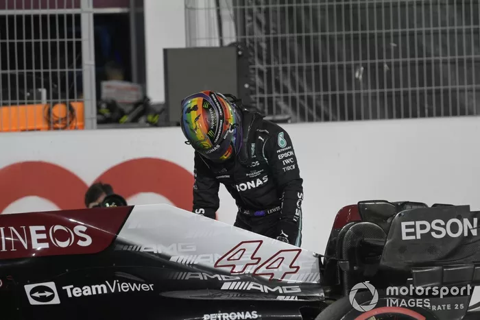 Ganador de la pole position Lewis Hamilton, Mercedes, celebra