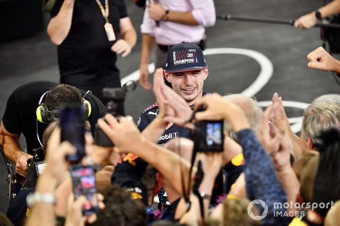El campeón Max Verstappen, Red Bull Racing, celebra en el Parc Ferme