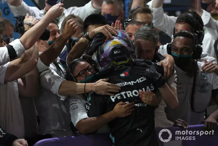 Ganador Lewis Hamilton, Mercedes, en Parc Ferme