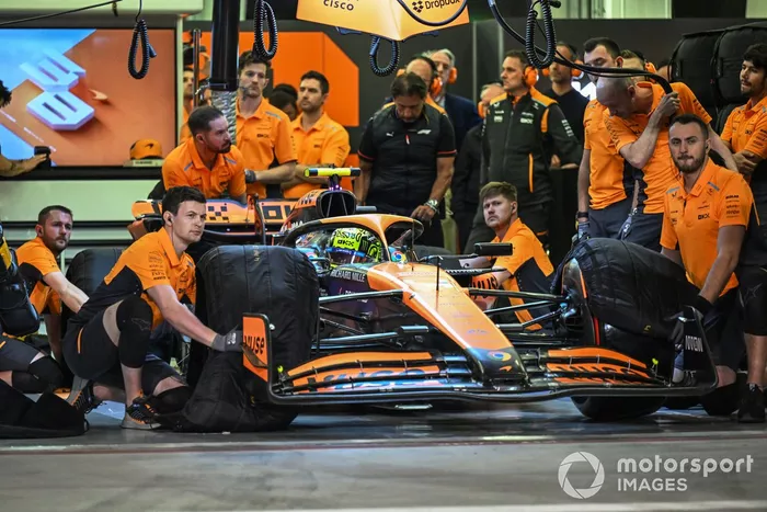 Lando Norris, McLaren MCL38, se prépare à quitter le garage