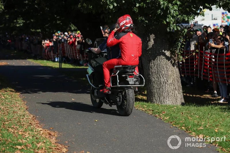 Charles Leclerc, Scuderia Ferrari, torna ai box dopo il ritiro