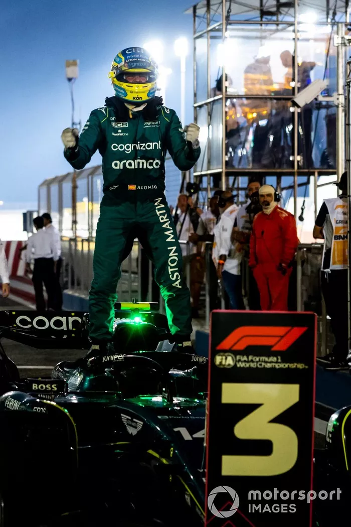 Fernando Alonso, Aston Martin F1 Team, 3ª posición, celebra en Parc Ferme