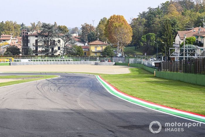 Pianos y escapatoria de grava al fondo