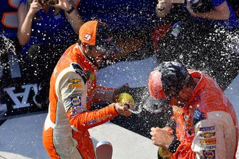 Chase Elliott, Hendrick Motorsports, Chevrolet Camaro SunEnergy1 and Alan Gustafson celebrate with champagne in victory lane