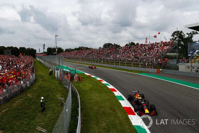 Daniel Ricciardo, Red Bull Racing RB14 Tag Heuer,  Sebastian Vettel, Ferrari SF71H