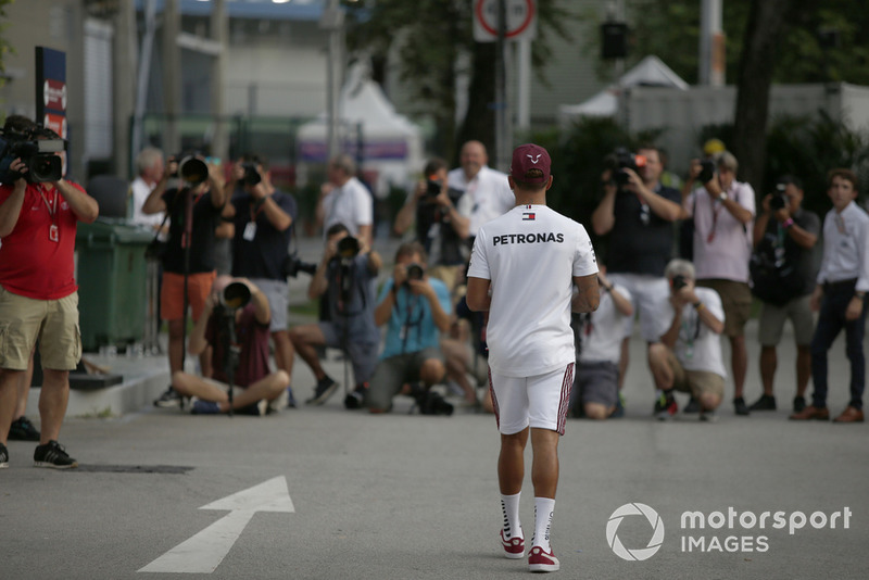 Lewis Hamilton, Mercedes AMG F1, cammina verso i fotografi