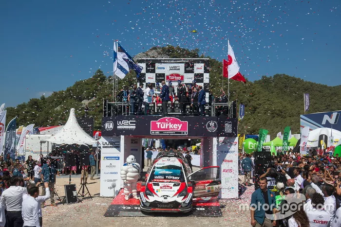 Podio: i vincitori Ott Tänak, Martin Järveoja, Toyota Gazoo Racing WRT Toyota Yaris WRC, secondi  Jari-Matti Latvala, Miikka Anttila, Toyota Gazoo Racing WRT Toyota Yaris WRC, terzi Hayden Paddon, Sebastian Marshall, Hyundai Motorsport Hyundai i20 Coupe WRC