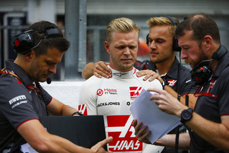 Kevin Magnussen, Haas F1 Team, on the grid with engineers