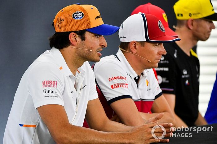 Carlos Sainz Jr., McLaren, Kimi Raikkonen, Alfa Romeo Racing y Nico Hulkenberg, Renault F1 Team en la conferencia de prensa
