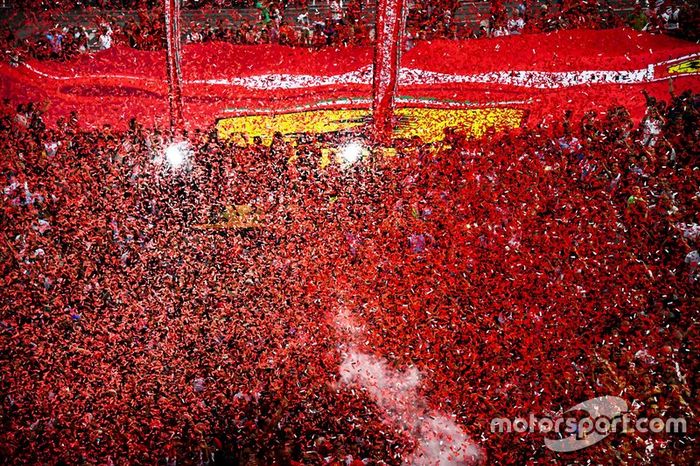 Piazza Duomo com fãs da Ferrari