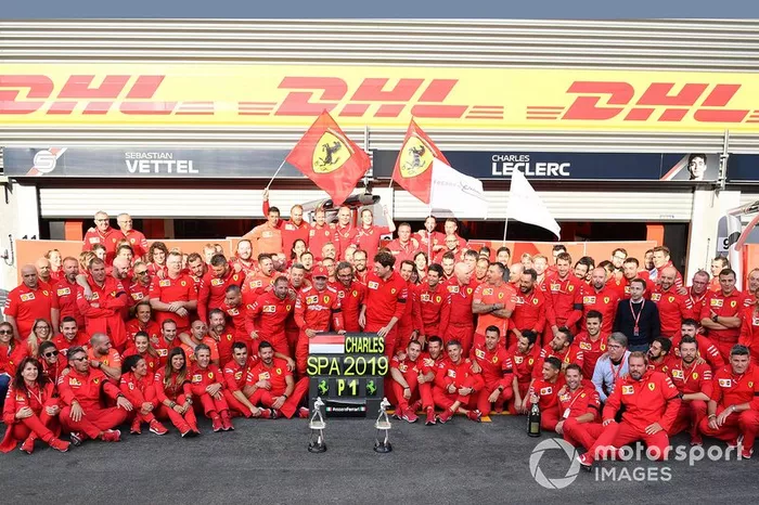 Charles Leclerc, Ferrari, primo classificato, Mattia Binotto, Team Principal Ferrari, Laurent Mekies, Sporting Director, Ferrari, e il team Ferrari festeggia la vittoria