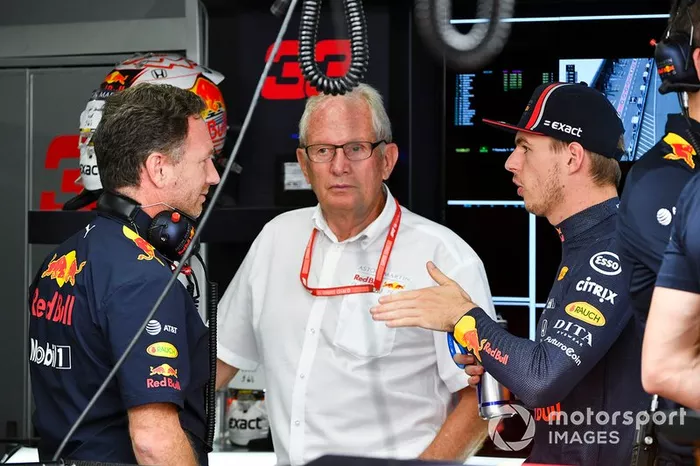 Christian Horner, Director, Red Bull Racing, Helmut Markko, Consultor, Red Bull Racing, y Max Verstappen, Red Bull Racing