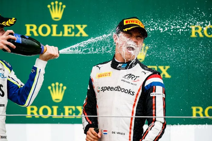 Nyck De Vries, ART Grand Prix celebra en el podio con el champán
