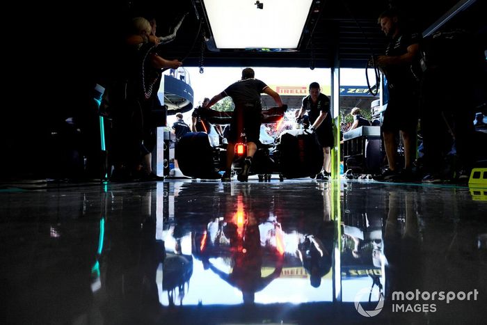 Mecánicos en el garaje de Mercedes