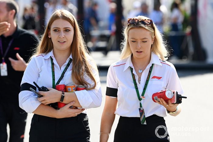 Los miembros del personal de la Fórmula 1 entran en el paddock