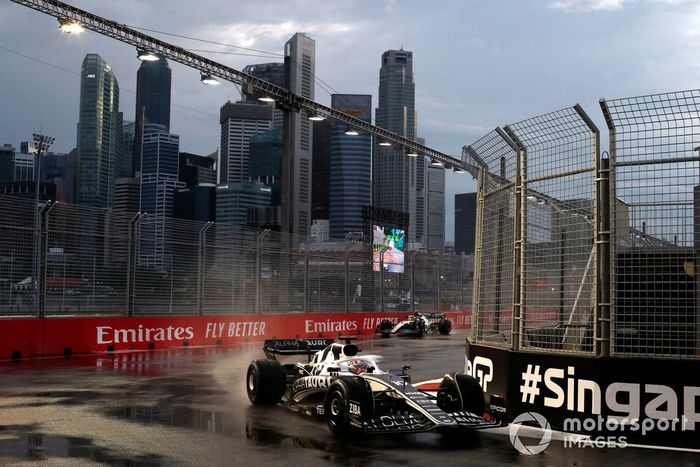 Pierre Gasly, AlphaTauri AT03, Lewis Hamilton, Mercedes W13