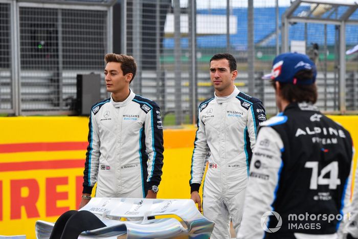 George Russell, Williams, Nicholas Latifi, Williams y Fernando Alonso, Alpine F1 en el evento de lanzamiento del coche de Fórmula 1 de 2022 en la parrilla de Silverstone