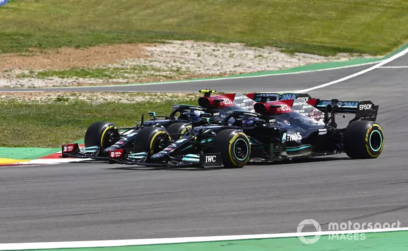 Lewis Hamilton, Mercedes W12, sorpassa Valtteri Bottas, Mercedes W12