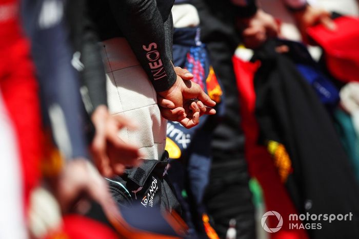 Los pilotos durante el himno nacional en la parrilla de salida