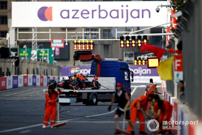 El coche de Max Verstappen, el Red Bull Racing RB16B, arriba de una grúa