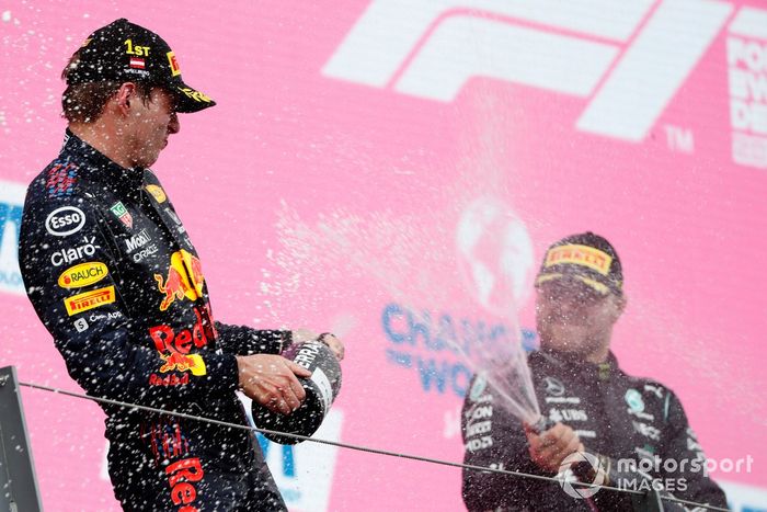 Podio: ganador de la carrera Max Verstappen, tercer lugar Valtteri Bottas, Mercedes