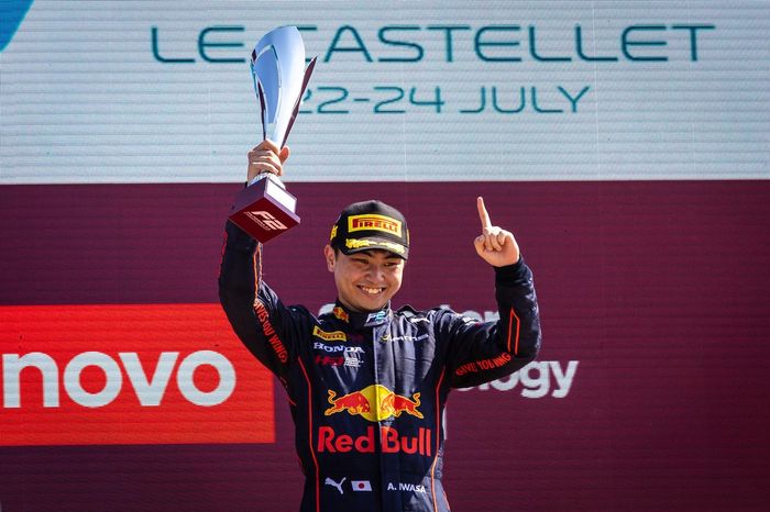 Podio: Ganador de la carrera Ayumu Iwasa, Presas