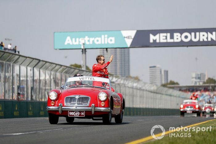 Sebastian Vettel, Ferrari, en el desfile de pilotos
