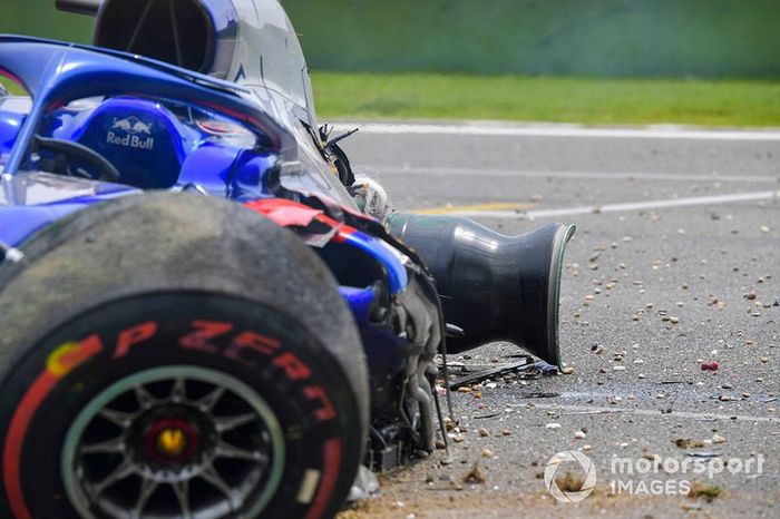 El coche dañado de Alexander Albon, Toro Rosso STR14, después de su accidente