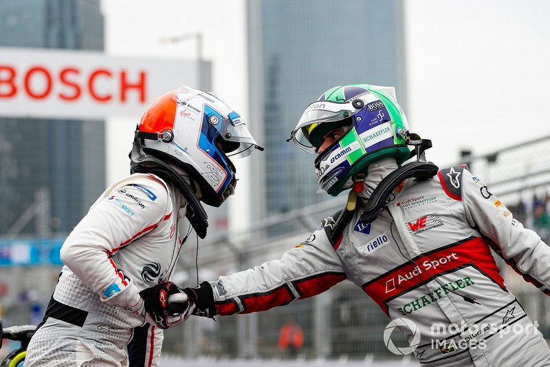 Lucas Di Grassi, Audi Sport ABT Schaeffler, felicita a Sam Bird, Envision Virgin Racing en parc ferme