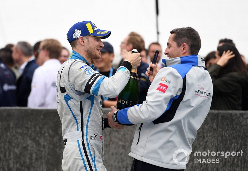 Edoardo Mortara, Venturi Formula E, 2nd position, offers his bottle of champagne to a team member