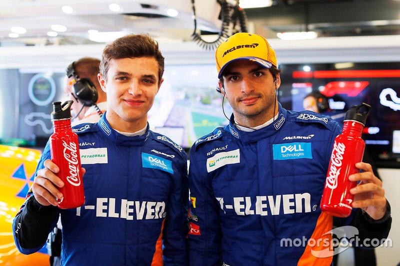 Ландо Норріс, McLaren, Карлос Сайнс, McLaren, з пляшками Coca-Cola