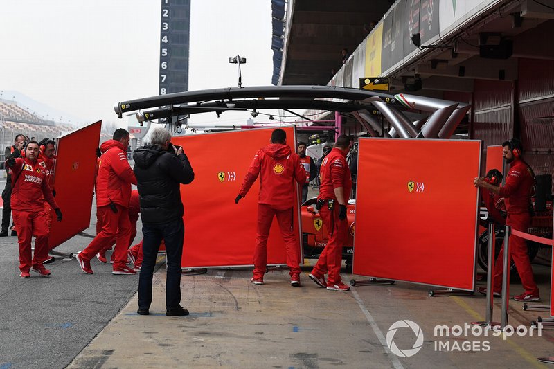 Sebastian Vettel, Ferrari SF90, derrière des panneaux