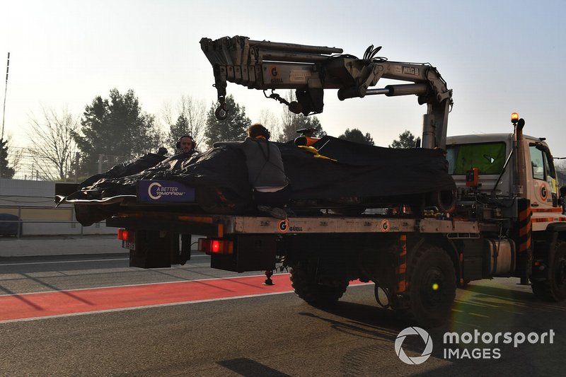 La voiture de Lando Norris, McLaren est ramenée au stand