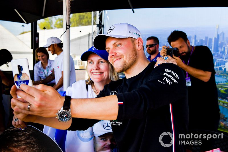 Valtteri Bottas, Mercedes AMG F1, posa per un selfie con una tifosa