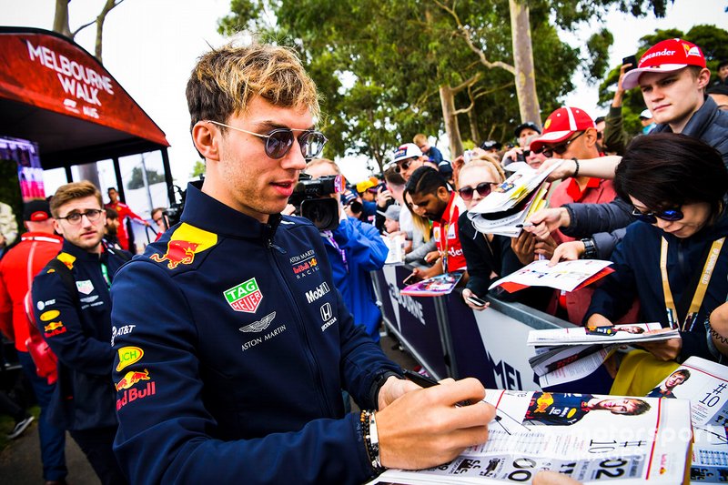 Pierre Gasly, Red Bull Racing, firma autografi per i tifosi