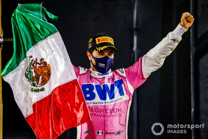 Podio: ganador Sergio Pérez, Racing Point con una bandera de México