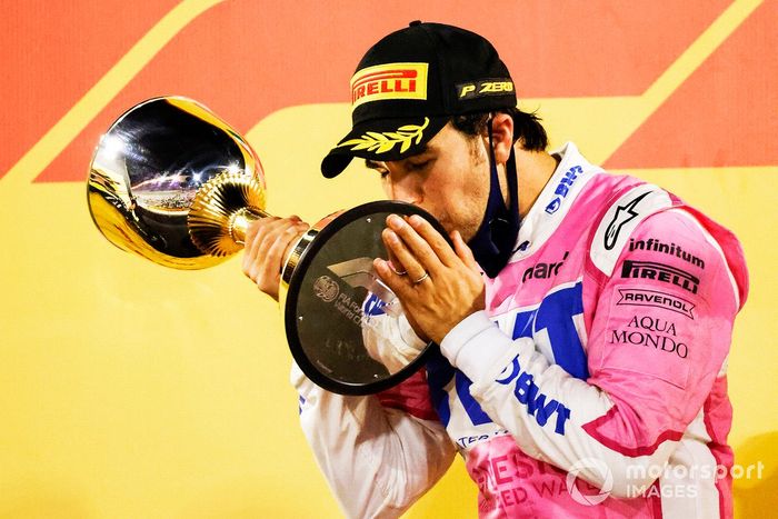 Podio: ganador Sergio Pérez, Racing Point, besa su trofeo 