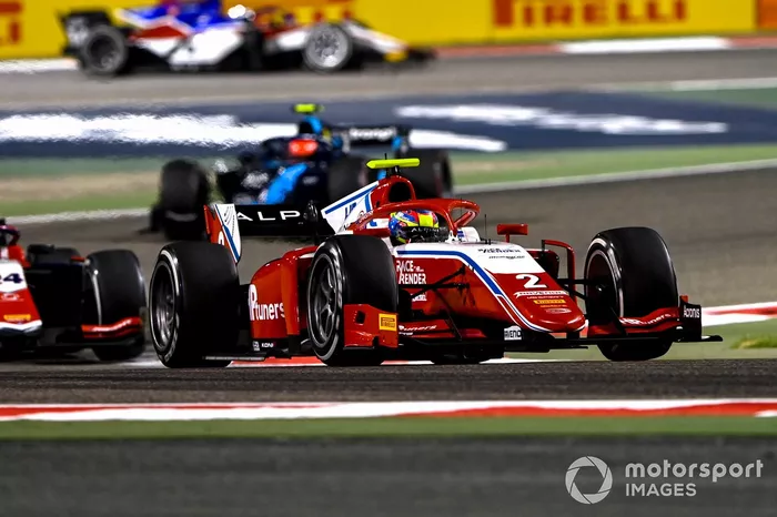 Oscar Piastri, Prema Racing, precede Bent Viscaal, Trident