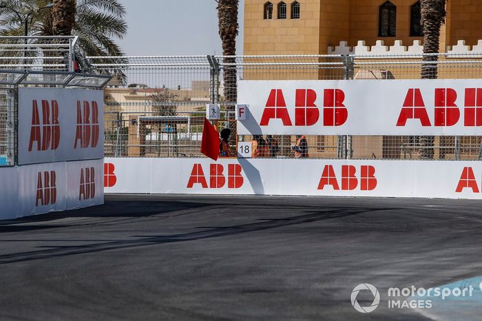 Comisarios ondeando la bandera roja en Riad