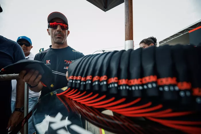 Tony Kanaan e os bonés distribuídos durante a visitação