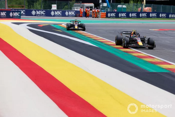 Sergio Pérez, Red Bull Racing RB19, Max Verstappen, Red Bull Racing RB19